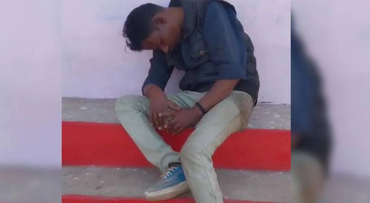 Madhyapradesh : మందు కొట్టి మత్తులోకి జారుకున్న టీచర్.. వీడియో తీసి వైరల్ చేసిన విద్యార్థులు