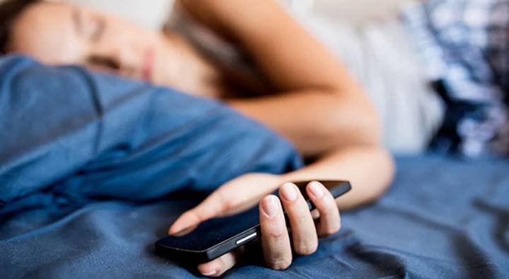 Mobile: సెల్ ఫోన్ పక్కన పెట్టి పడుకుంటున్నారా.. మీకు మూడినట్లే ?