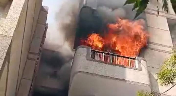 Delhi : ఢిల్లీలోని ద్వారకలో భారీ అగ్నిప్రమాదం.. నాలుగో అంతస్తు నుంచి దూకిన మహిళలు
