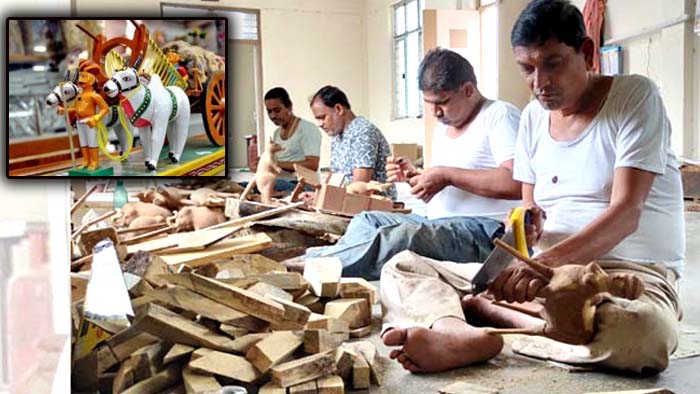 Nirmal Handicrafts: ఆదరణ కోల్పోతున్న నిర్మల్ కొయ్య బొమ్మలు..కళాకారుల ఆవేదన