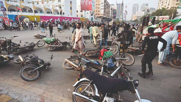 Pakistan Election: ఎన్నికలకు ముందు పాక్ లో హింస.. కరాచీలో రెండు పార్టీల మధ్య ఘర్షణ