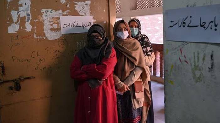 Pakistan Elections 2024: పాక్‌లో కొనసాగుతున్న పోలింగ్‌.. మొబైల్ ఇంటర్నెట్ సేవలు నిలిపివేత