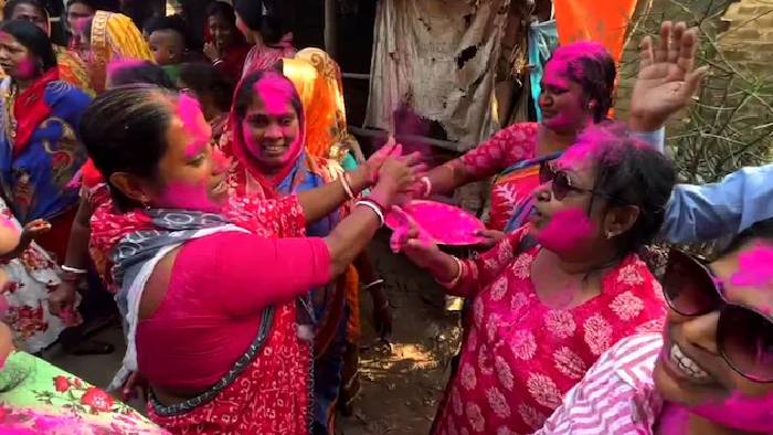 Sandeshkhali: సందేశ్‌ఖలీలో ముందే హోలీ వేడుకలు.. టీఎంసీ మాజీ నేత షేక్ షాజహాన్ అరెస్టుతో వేడుకలు..