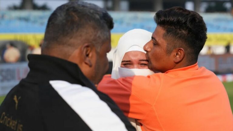 Sarfaraz Khan: సర్ఫరాజ్ సతీమణి భావోద్వేగం.. వీడియో వైరల్!