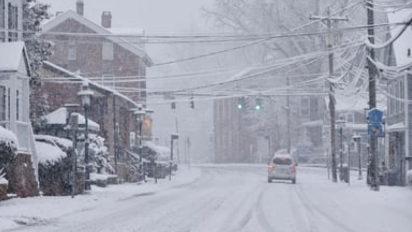 US Snow Storm: అమెరికాలో మంచు తుపాను.. స్కూల్స్ బంద్, 1200 విమానాలు రద్దు!
