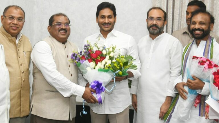 Kurnool MLA Candidate: వైసీపీలోకి సీనియర్‌ ఐఏఎస్‌ అధికారి.. కర్నూలు నుంచి ఎమ్మెల్యేగా పోటీ!