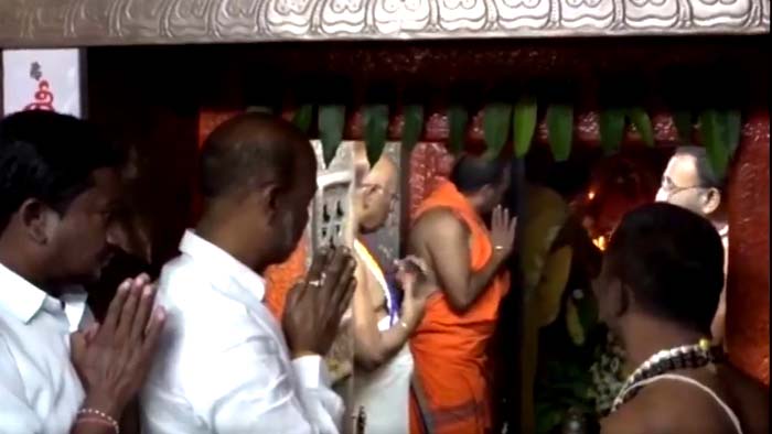 Bandi Sanjay: కదిలిన బండి పాదయాత్ర.. మహాశక్తి ఆలయంలో ప్రత్యేక పూజలు..