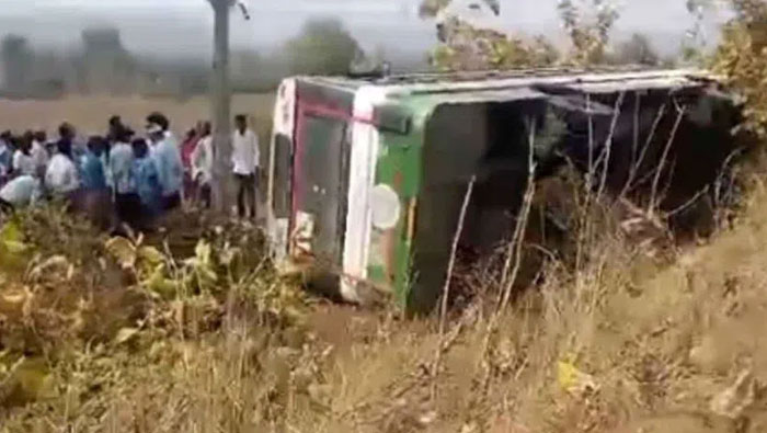 Bus Accident : ఆర్టీసీ బస్సు బోల్తా.. పలువురికి గాయాలు