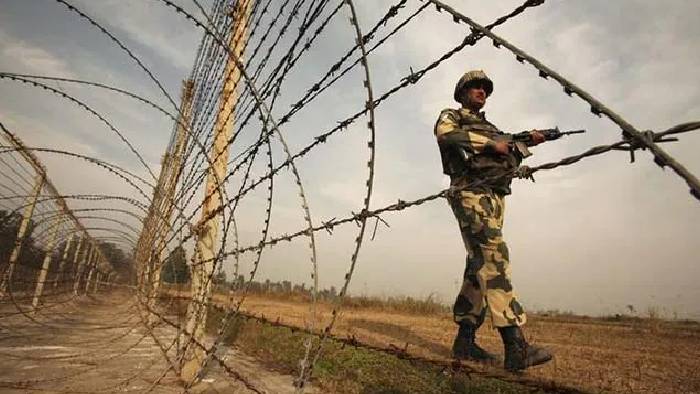 Jammu Kashmir: జమ్మూ సరిహద్దు వెంబడి భారత పోస్టులపై పాక్ కాల్పులు..