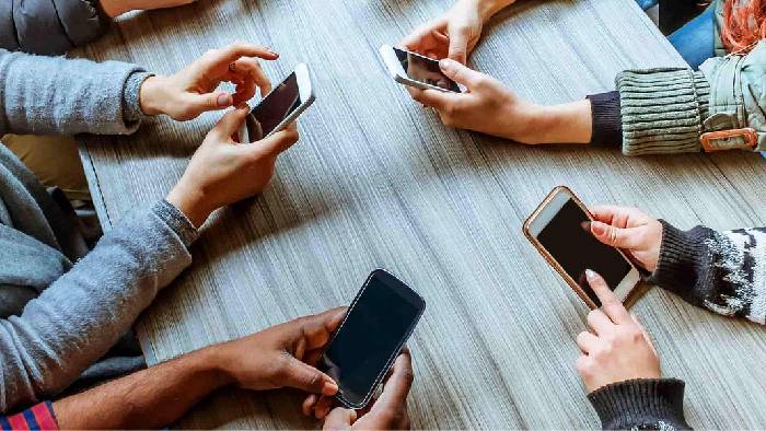 Mobile Usage: నిద్రలేచిన 15 నిమిషాల్లోపే ఫోన్‌లలో మునిగిపోతున్నారు.. భారతీయులపై కీలక నివేదిక..