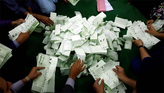 Pakistan: ఎన్నికల రిగ్గింగ్‌ ఎఫెక్ట్.. ఓ అధికారి రాజీనామా