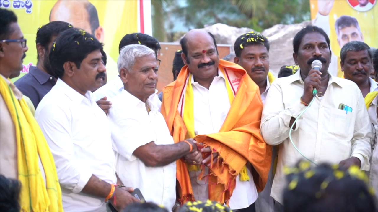 Yarlagadda Venkat Rao: ఇంటింటికి తిరుగుతూ ఆరు హామీలను ప్రజలకు వివరించిన యార్లగడ్డ..