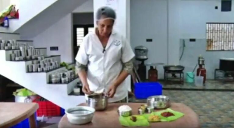 Lunch Bell: మొబైల్​లో ఆర్డర్ చేస్తే చాలు ఇంటికి ‘లంచ్ బాక్స్’.. డ్వాక్రా మహిళల విజయపధం..!