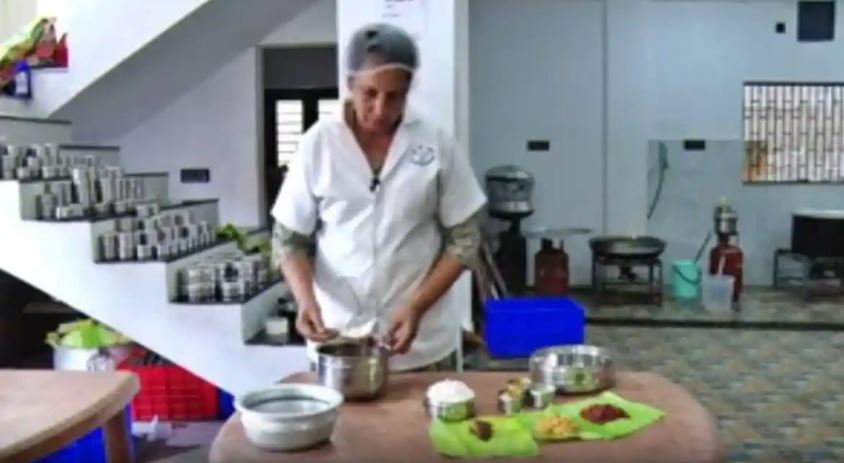 Lunch Bell: మొబైల్​లో ఆర్డర్ చేస్తే చాలు ఇంటికి ‘లంచ్ బాక్స్’.. డ్వాక్రా మహిళల విజయపధం..!