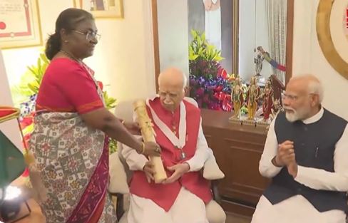Bartharathna LK Advani: అద్వానీ ఇంటికి వెళ్లి ‘భారత రత్న’ను అందచేసిన ద్రౌపది ముర్ము, ప్రధాని మోడీ..!