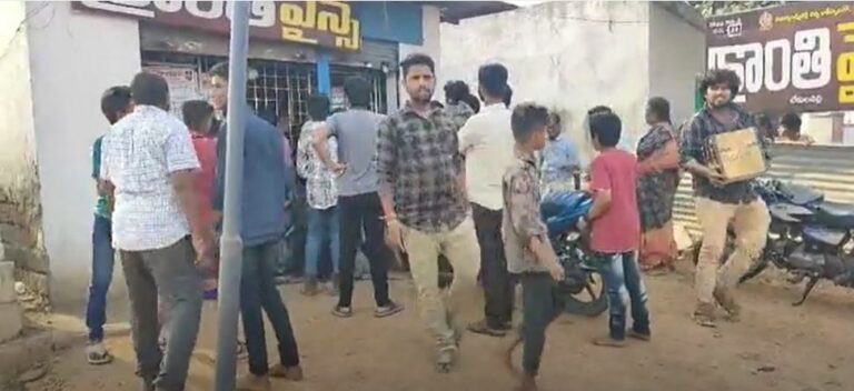 Wine Bottles Robbery: రెచ్చిపోయిన మందుబాబులు.. అందరూ చూస్తుండగానే మద్యం బాటిల్లను ఎత్తుకెళ్లిన ప్రజలు..!