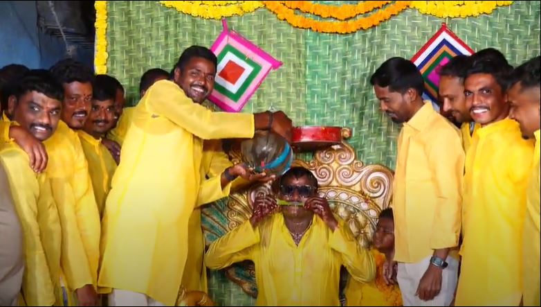 Viral Video : ఇదేందయ్యా ఇది.. కల్లు, విస్కీతో మంగళ స్నానాలు..!