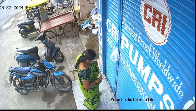 Robbery Video: దేవుడా.. మూర మల్లెపూల కోసం మరి ఇంతలా దిగజారాలా..?