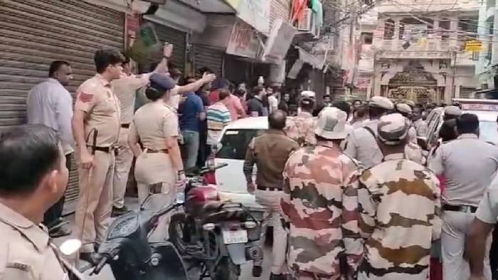 Delhi: 4 ఏళ్ల చిన్నారిపై అత్యాచారం.. పరిస్థితి ఉద్రిక్తం..