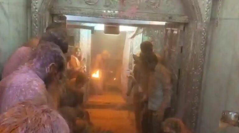 Temple Fire: అగ్నిప్రమాదంలో పూజారులకు గాయాలు.. హోలీ రంగులే కారణమా..?!
