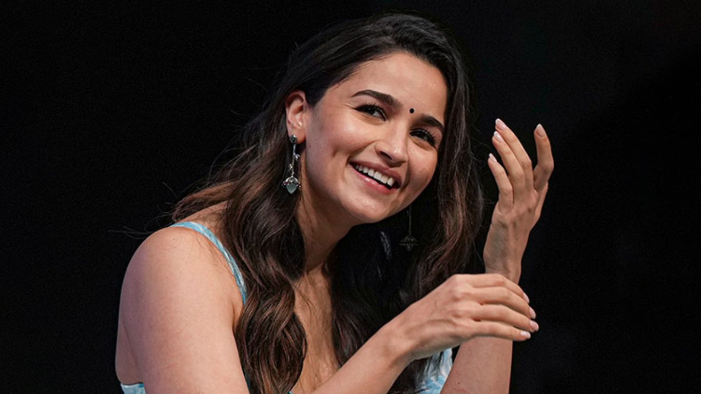 Alia Bhatt Birthday: బాత్‌రూమ్‌లో నిద్ర.. క్లాస్‌లో బెంచీలు తుడిచిన అలియా భట్‌!