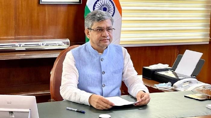 Ashwini Vaishnaw: రాబోయే కాలంలో 1000కి పైగా అమృత్ భారత్ రైళ్లు.. గంటకు 250 కి.మీతో నడిచే రైళ్ల తయారీ..