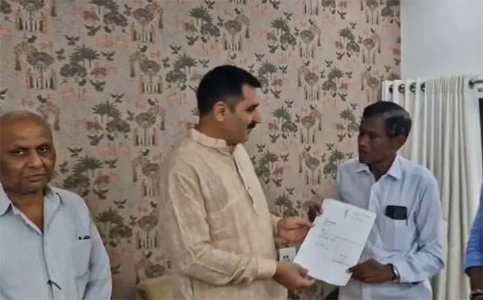 Gujarat: గుజరాత్‌లో మరో కాంగ్రెస్ ఎమ్మెల్యే గుడ్‌బై