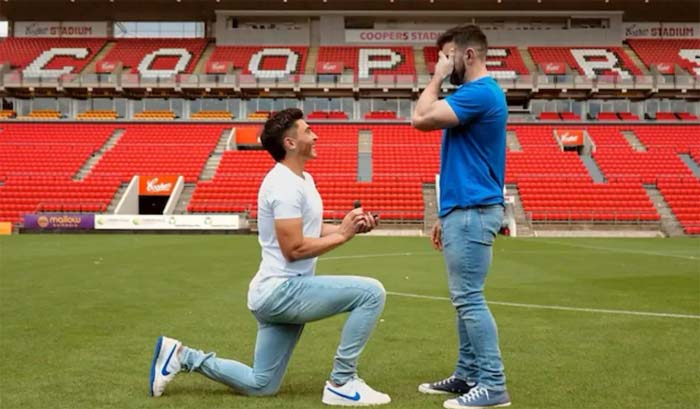 Gay footballer: స్టేడియంలో భాగస్వామికి గే క్రీడాకారుడి ప్రపోజ్.. రెస్పాన్స్ ఏంటంటే..!