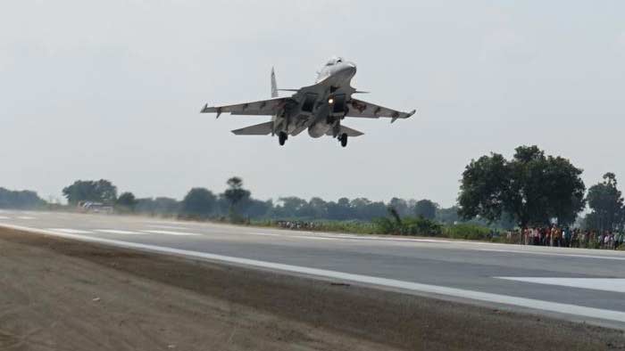 Flight Emergency Landing on National Highway: హైవేపై ఫ్లైట్‌ ఎమర్జెన్సీ ల్యాండింగ్‌.. నేడు కొరిశపాడు-రేణింగవరం మధ్య ట్రయల్ రన్‌