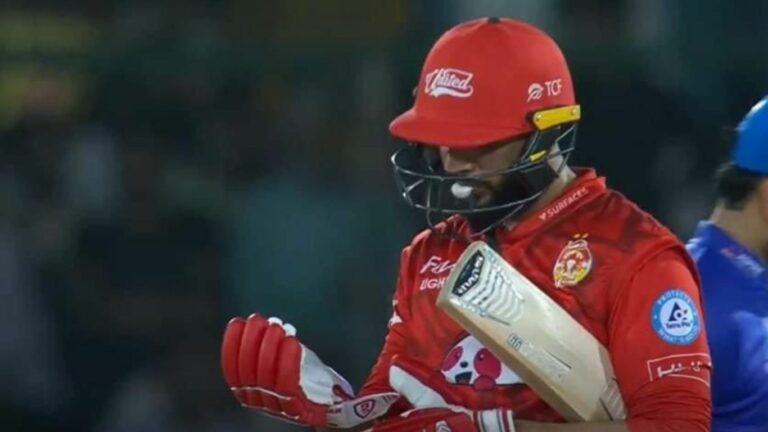 PSL 2024: మ్యాచ్‌ మధ్యలో ఆ పని చేసిన పాకిస్తాన్ క్రికెట‌ర్.. వీడియో వైరల్‌!
