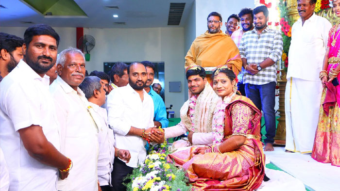 Kakarla Suresh: నూతన వధూవరులను ఆశీర్వదించిన కాకర్ల సురేష్..