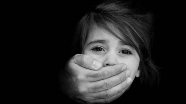 Childrens Kidnap: చిన్నారులను అపహరించేందుకు అగంతకుల ప్రయత్నం.. అడ్డుకున్న యువకులు!