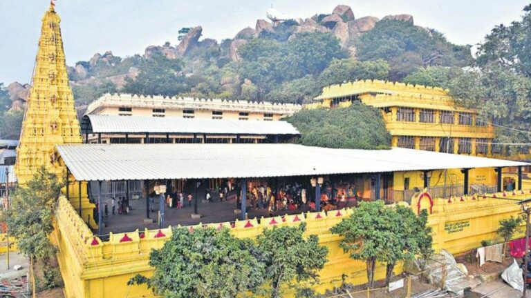 Komuravelli Temple: కొమురవెల్లి ఆలయం వద్ద భక్తులపై లాఠీచార్జ్!