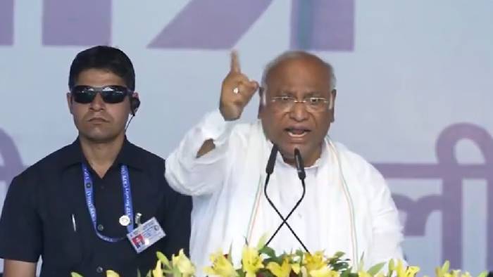 Mallikarjun Kharge: ‘‘రాహుల్ గాంధీ దేశం కోసం ప్రాణాలు అర్పించారు’’.. పప్పులో కాలేసిన ఖర్గే..
