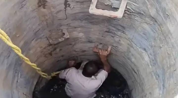 Mumbai: 15 అడుగుల లోతైన పబ్లిక్ టాయిలెట్ గుంతలో పడిన ముగ్గురు వ్యక్తులు