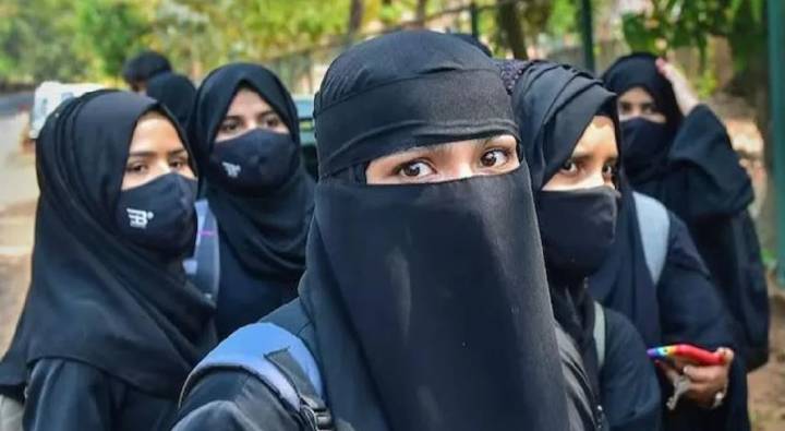 Hijab : గుజరాత్‌లో  హిజాబ్‌ వివాదం.. ప్రిన్సిపాల్ పై విద్యాశాఖ చర్య