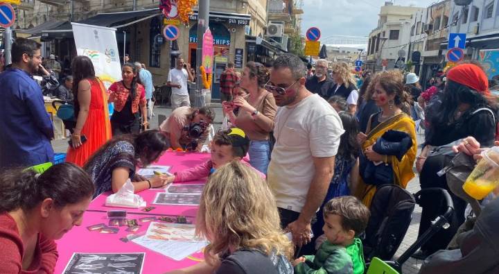 Holi In Israel : ఇజ్రాయెల్ వీధుల్లో హోలీ శోభ.. రంగులు పూసుకున్న రెండు వేల మంది