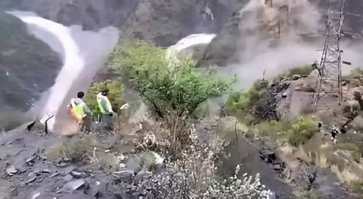 Road Accident : జమ్మూ శ్రీనగర్ హైవే పై ఘోర ప్రమాదం… లోయలో పడి 10మంది మృతి