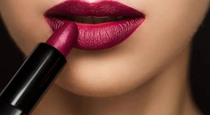 Uttarpradesh : చీప్ లిప్ స్టిక్ గిఫ్టుగా ఇచ్చిన భర్త.. ఛీ కొట్టి.. పుట్టింటికి వెళ్లిన భార్య