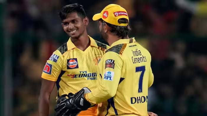 CSK: మ్యాచ్⁭కు ముందు చెన్నైకి భారీ షాక్.. కీలక ప్లేయర్ ఔట్..!