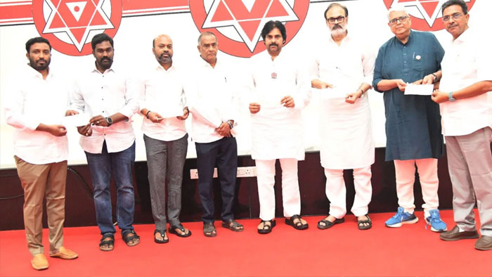 Pawan Kalyan: పార్టీ నిర్వహణ అవసరాలకు జనసేనాని రూ.10 కోట్ల విరాళం..