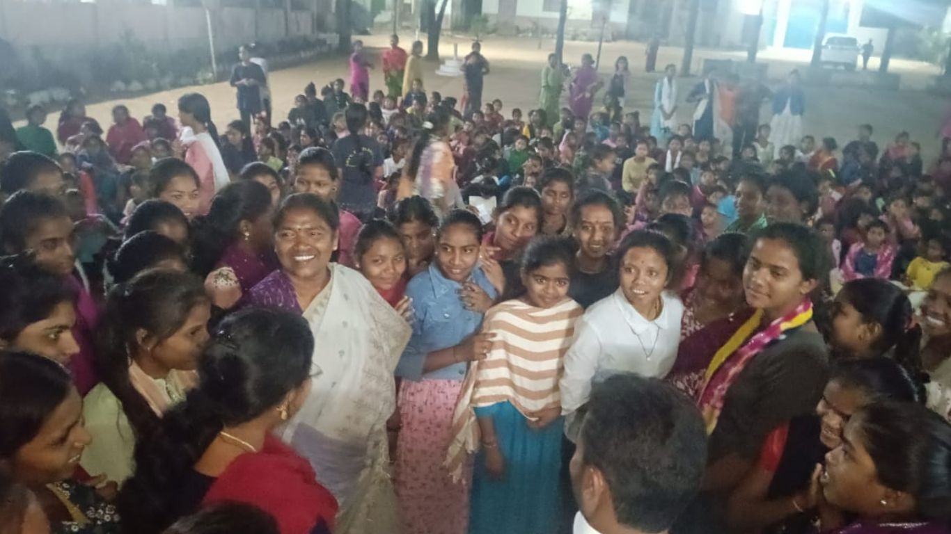 Minister Seethakka: రాత్రివేళ ఆశ్రమ పాఠశాలను సందర్శించిన మంత్రి సీతక్క.. విద్యార్థులతో ముచ్చట్లు!