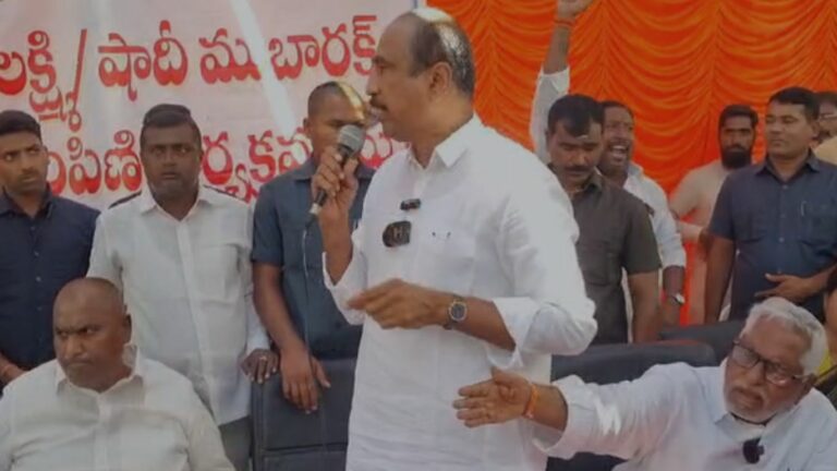 Kalyana Lakshmi: కల్యాణలక్ష్మి చెక్కుల పంపిణీ.. కాంగ్రెస్‌, బీఆర్‌ఎస్ నేతల మధ్య ఘర్షణ!