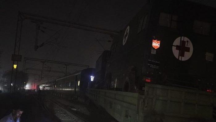 Bihar: పట్టాలు తప్పిన ఆర్మీ సిబ్బందితో వెళ్తున్న రైలు..