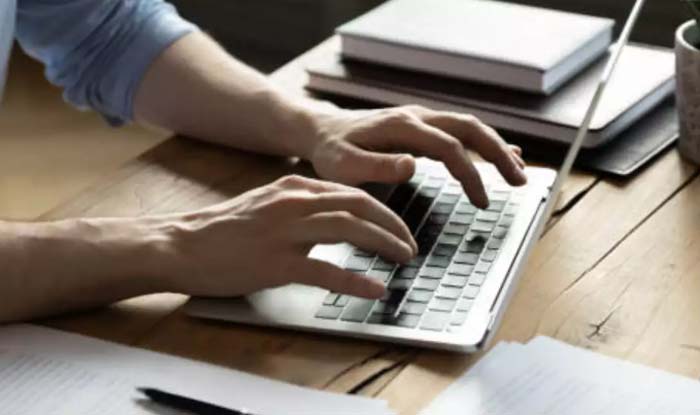 UP Clerk: వామ్మో.. ఈ క్లర్క్ మామూలోడు కాదు.. ఏం చేశాడంటే..!