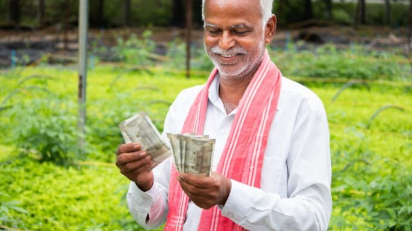 Farmers Pension: తెల్లవారుజామునుండే పెన్షన్ల పంపిణీ.. ఆనందం వ్యక్తం చేస్తున్న రైతులు!