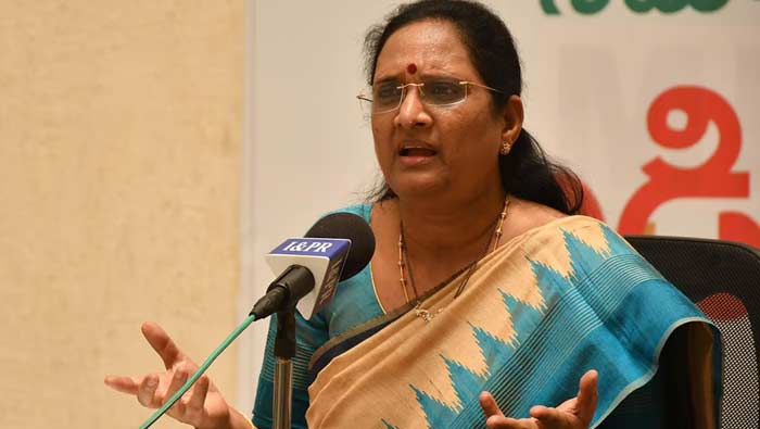 Vasireddy Padma Resign: ఏపీ మహిళా కమిషన్‌ చైర్‌పర్సన్‌ వాసిరెడ్డి పద్మ రాజీనామా.. కారణం అదేనా..?