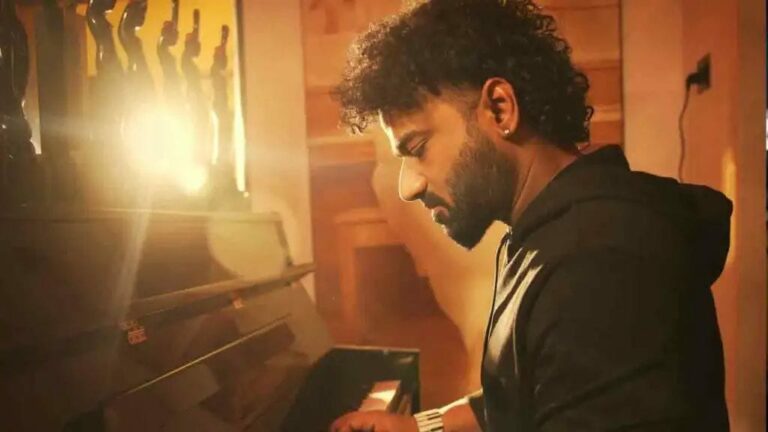 Dhanush : ధనుష్ DNS  మూవీ ఫస్ట్ లుక్ అప్డేట్.. దేవిశ్రీ లుక్ వైరల్..