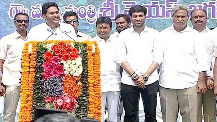 CM Jagan : ప్రతి అడుగులో అభివృద్ధిని చూపిస్తున్నాం