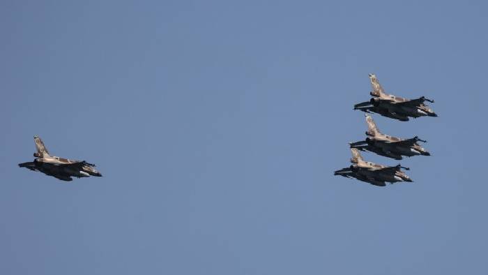 Israel: లెబనాన్‌పై ఇజ్రాయిల్ వైమానికి దాడి.. హిజ్బుల్లా కీలక కమాండర్ హతం..